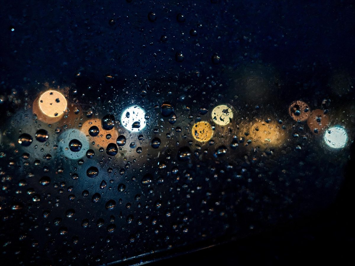 Glas met waterdruppels die eraf rollen na een waterafstotende coating