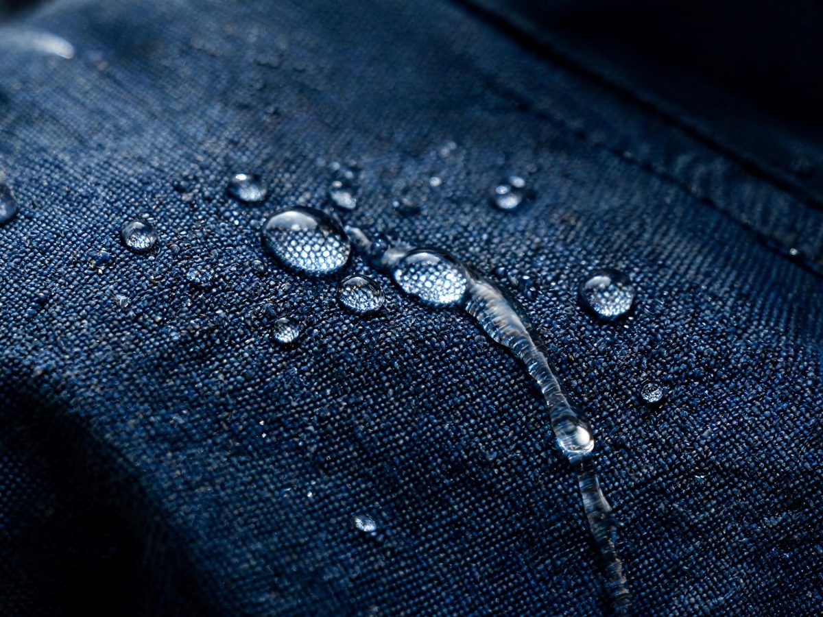 Textiel waar water vanaf parelt na een waterafstotende spray